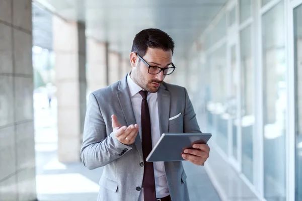 Verward Zakenman Lezen Van Mail Tablet Terwijl Permanent Buitenshuis — Stockfoto