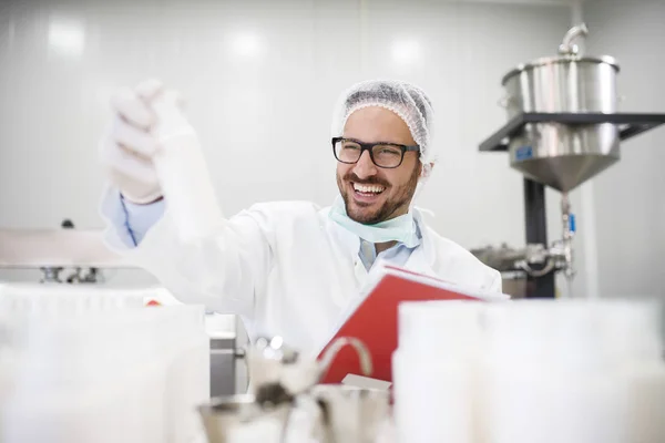 Scientifique Heureux Professionnel Tenant Presse Papiers Bouteille Blanche Laboratoire — Photo