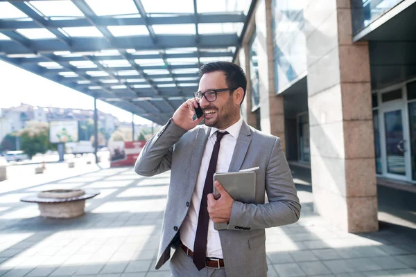 Homem Negócios Caucasiano Sorridente Usando Telefone Inteligente Segurando Tablet Outra — Fotografia de Stock