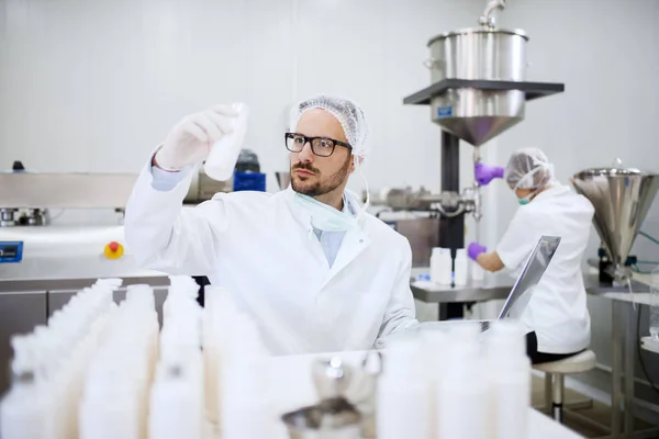 Jovem Cientista Bonito Trabalhando Laptop Laboratório Segurando Garrafa Branca — Fotografia de Stock