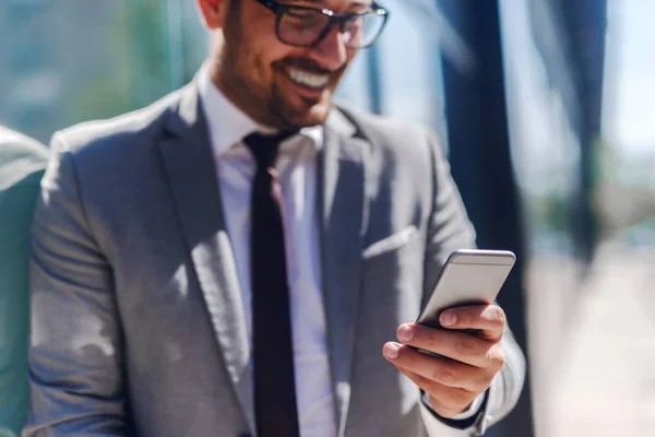 Primer Plano Del Hombre Negocios Sosteniendo Teléfono Inteligente —  Fotos de Stock