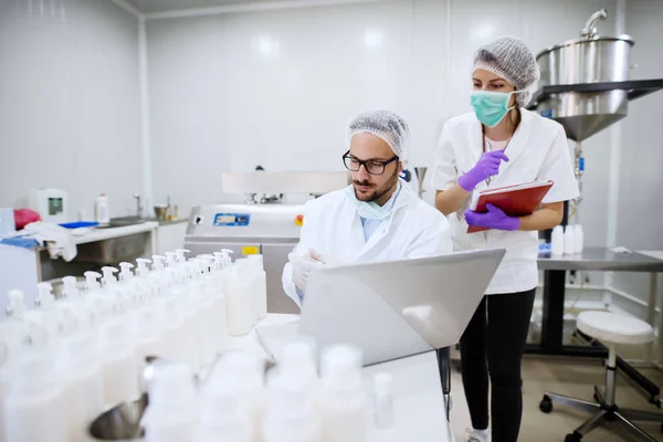 Cientista Fazendo Pesquisa Fábrica Cosméticos Próximo Ele Assistente Com Pasta — Fotografia de Stock