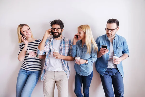 Grupo Jóvenes Compañeros Felices Divirtiéndose Descanso Mientras Toma Café — Foto de Stock