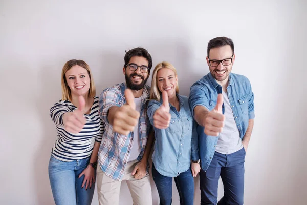 Grupo Jóvenes Alegres Emocionados Sosteniendo Pulgares Hacia Arriba Equipo Feliz — Foto de Stock