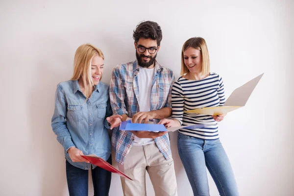 Groep Jongeren Voorbereiden Sollicitatiegesprek Terwijl Kijken Naar Mappen Wachtkamer — Stockfoto