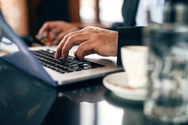 Close Male Hands Typing Keyboard Coffee Table Cafe Interior — Stock Photo, Image