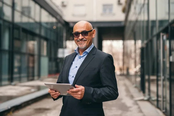 Glimlachend Bebaarde Senior Pak Houden Tablet Terwijl Permanent Buitenshuis — Stockfoto