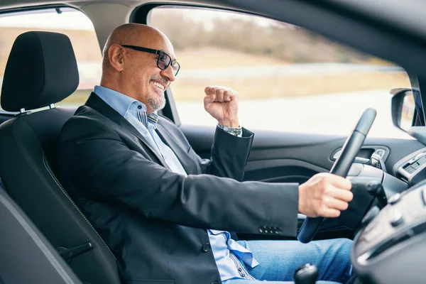 Bärtige Lächelnde Erwachsene Geschäftsleute Die Tagsüber Auto Fahren Hand Aufs — Stockfoto