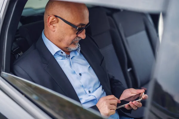 Ernsthafte Senior Geschäftsmann Mit Smartphone Zum Lesen Oder Schreiben Von — Stockfoto