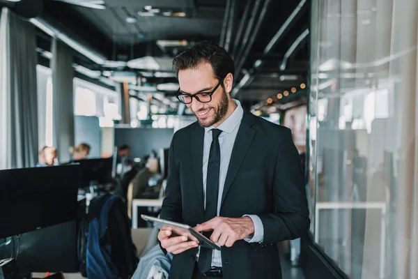 Primer Plano Del Hombre Negocios Que Usa Tableta Mientras Está — Foto de Stock