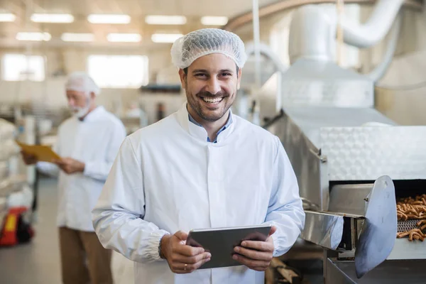 Lächelnder Junger Technologe Mit Tablet Innenraum Der Lebensmittelfabrik — Stockfoto