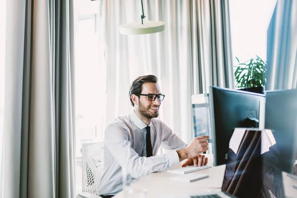 Lachende Zakenman Desktopcomputer Gebruikt Tijdens Vergadering Zijn Kantoor Hand Toetsenbord — Stockfoto