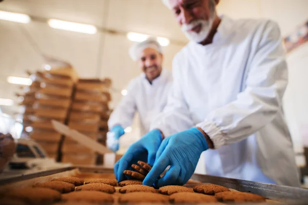 Nahaufnahme Eines Mannes Der Kekse Pflückt Während Ein Anderer Kartons — Stockfoto