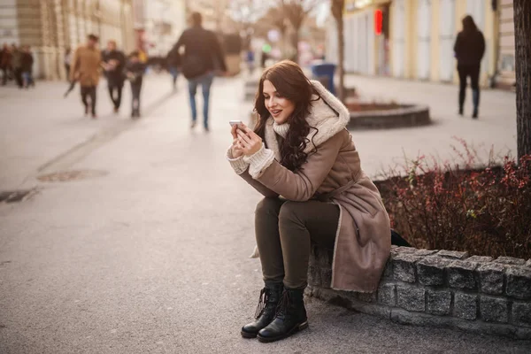 Wunderschöne Kaukasische Frau Sitzt Und Schreibt Oder Liest Nachricht Über — Stockfoto