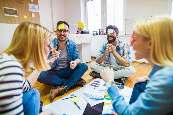 Muito Jovens Colegas Trabalho Desfrutando Tempo Livre Levantando Espírito Equipe — Fotografia de Stock