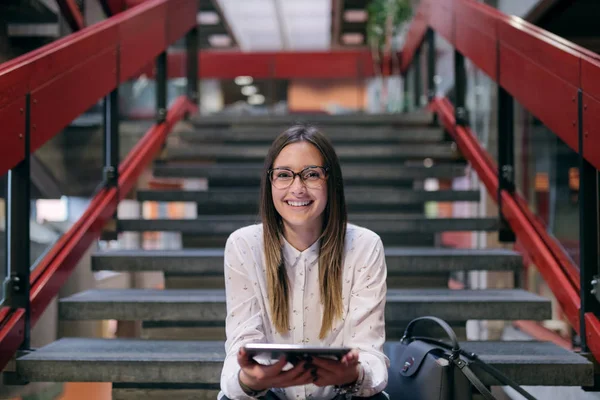 Unga Kaukasiska Kvinnlig Student Med Brunt Hår Och Glasögon Använder — Stockfoto
