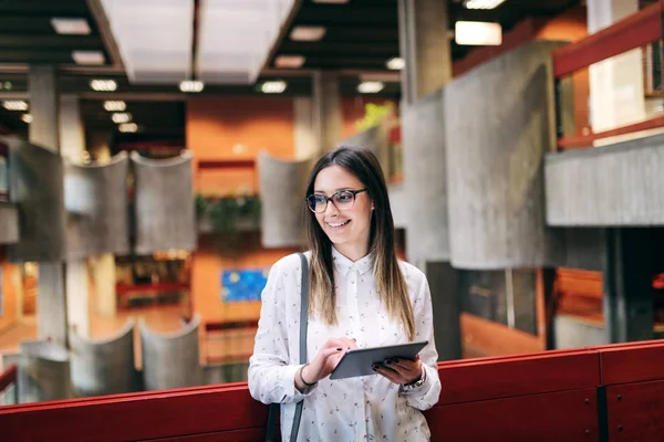 Kavkazská Studentka Stojící Sále Budovy Koláž Držení Tabletu — Stock fotografie