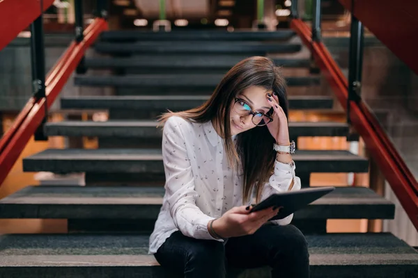 Kaukaski Kobiece Student Okulary Brązowe Włosy Siedząc Uczelni Inn Schody — Zdjęcie stockowe