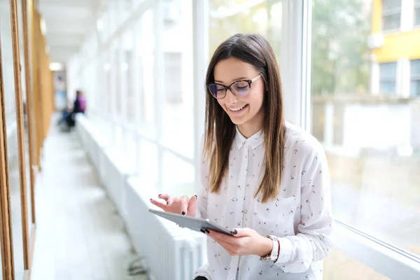 Beyaz Kız Öğrencinin Üniversite Salonunda Tablet Göstermek Yanında Dururken Kullanma — Stok fotoğraf