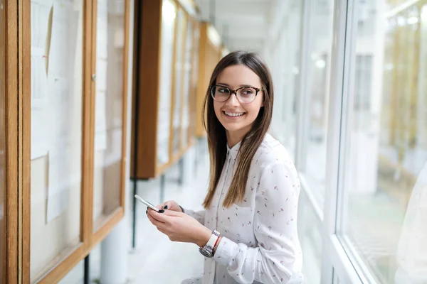 Close Van Glimlachen Kaukasische Vrouwelijke Student Met Brillen Bruin Haar — Stockfoto