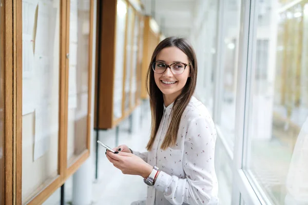 Zblízka Úsměvem Kavkazských Studentka Brýle Hnědé Vlasy Pomocí Chytrého Telefonu — Stock fotografie