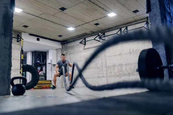 Jeune Homme Caucasien Vêtements Sport Faisant Exercice Avec Des Cordes — Photo