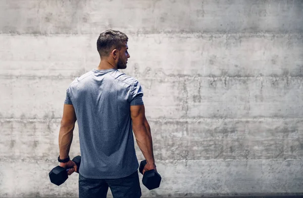 Man Holding Dumbbells While Standing Backs Turned Fit Destination Way — Stock Photo, Image