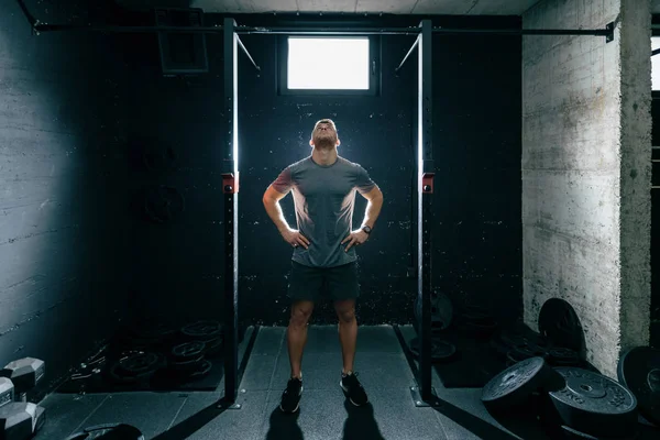 Musculoso Hombre Caucásico Pie Gimnasio Con Las Manos Las Caderas — Foto de Stock