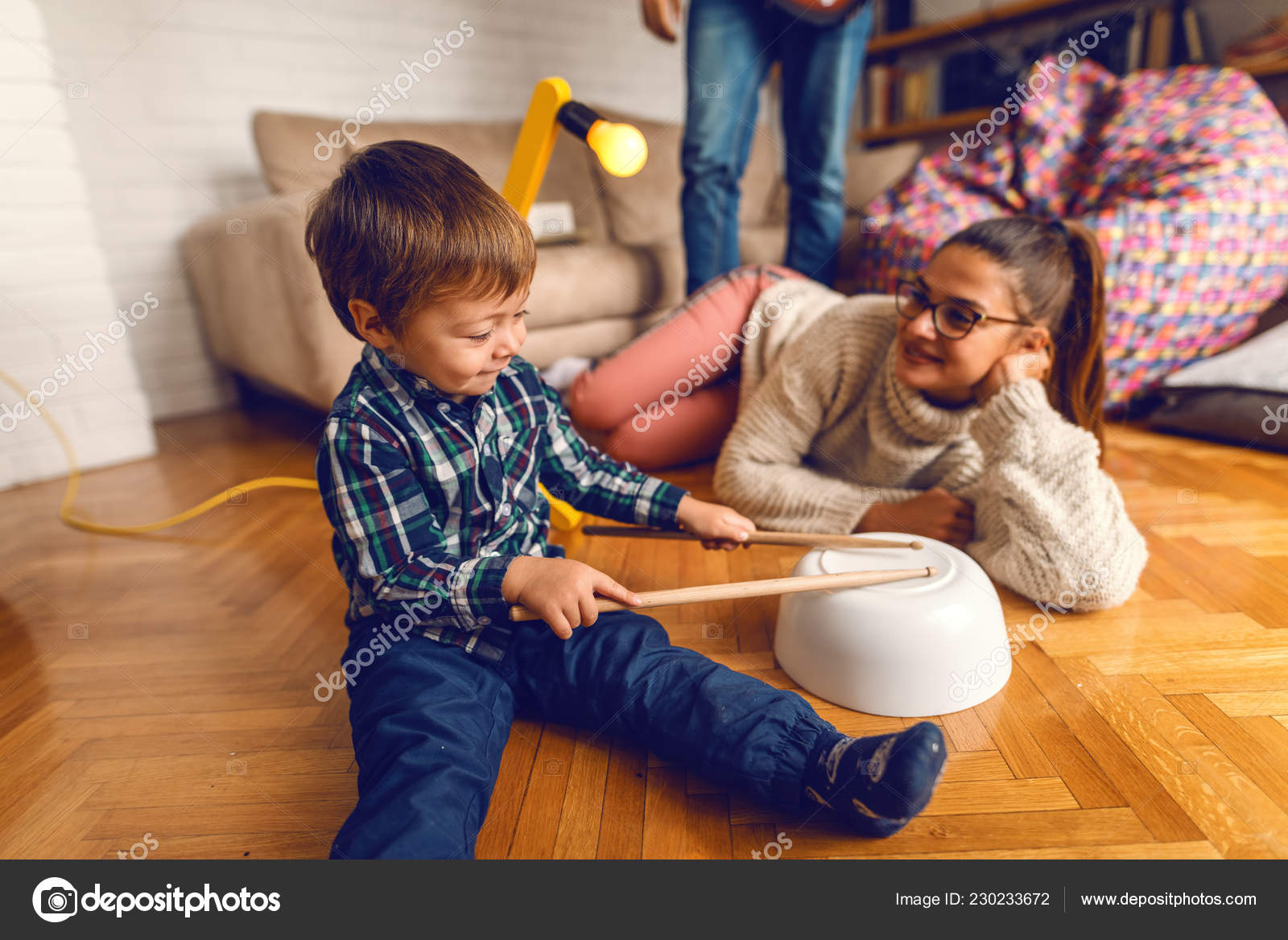 Nettes Entzückendes Kind Junge Auf Dem Sofa Sitzen Und Spielen Mit