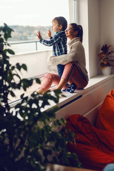 Matka Sedí Vdovu Drží Svého Syna Oni Při Pohledu Přes — Stock fotografie