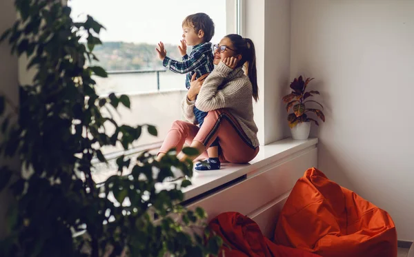 Mère Assise Sur Veuve Tenant Son Fils Ils Regardent Par — Photo