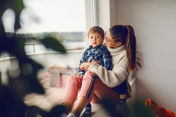Drží Její Syn Sedí Okně Maminka — Stock fotografie