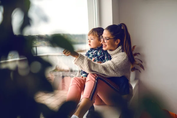 Mère Assise Sur Veuve Tenant Son Fils Ils Regardent Par — Photo