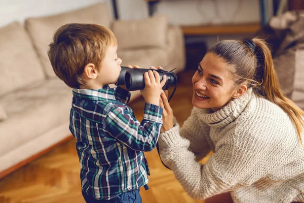 Moeder Zoon Spelen Appartement Jongen Vrouw Ogen Verrekijker Zetten — Stockfoto