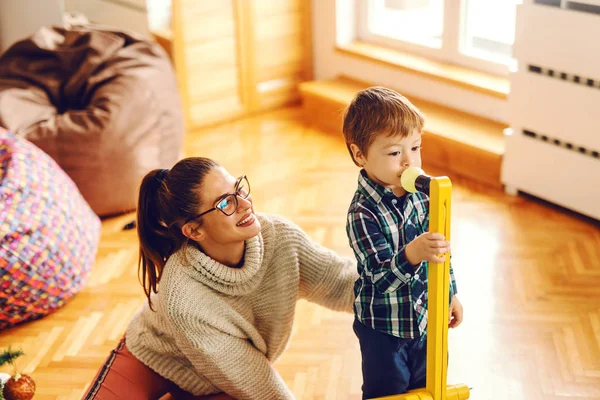 Schattige Kleine Jongen Spelen Met Speelgoed Terwijl Zijn Moeder Hield — Stockfoto