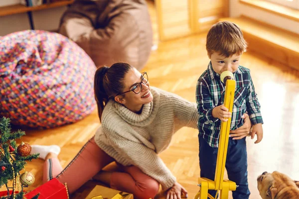 Niedliches Kleines Kind Spielt Mit Spielzeug Während Seine Mutter Ihn — Stockfoto