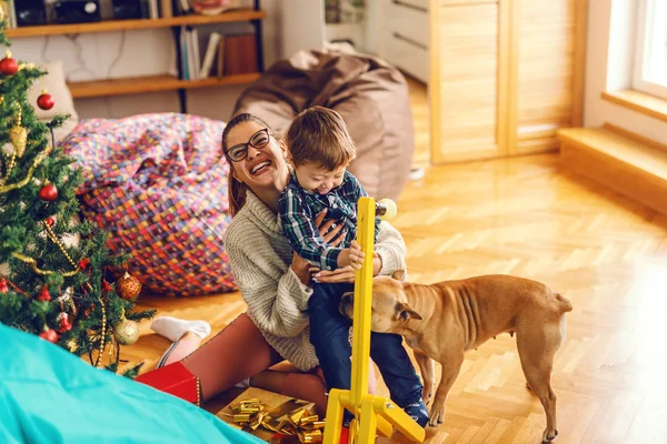 Jovem Mãe Filho Brincando Com Brinquedos Enquanto Cão Junta Eles — Fotografia de Stock