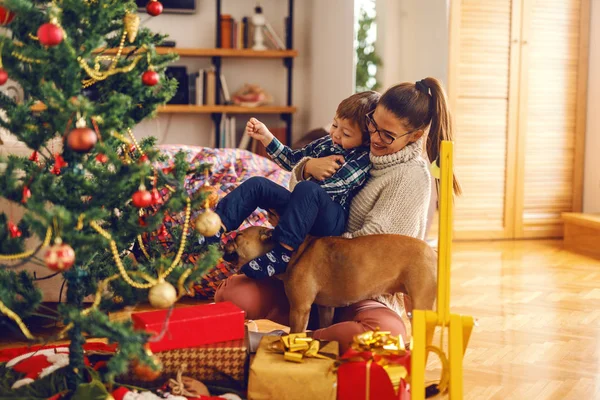 Mãe Filho Brincando Com Cão Enquanto Sentado Chão Próximo Eles — Fotografia de Stock