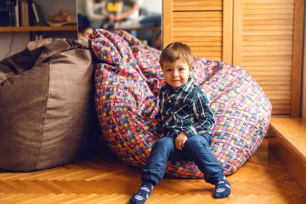 Милий Маленький Кавказьких Хлопчик Сидять Мішок Бобів Посміхається Внутрішніх Справ — стокове фото