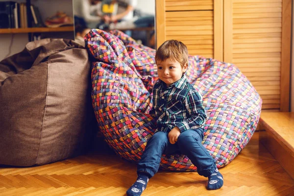 Söt Liten Kaukasiska Pojke Sitter Böna Väska Och Leende Heminredning — Stockfoto