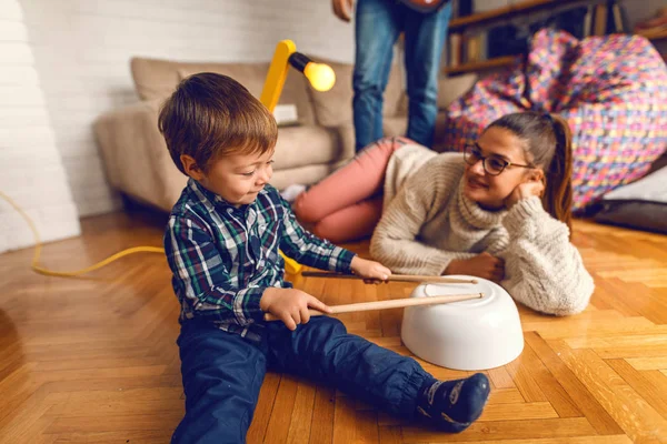 Schattige Kleine Jongen Zittend Vloer Doen Alsof Drummen Moeder Naar — Stockfoto