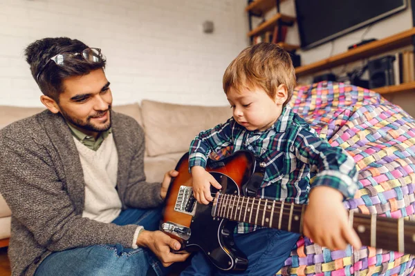 Padre Enseñando Hijo Tocar Guitarra Eléctrica Concepto Infancia Feliz Interior —  Fotos de Stock