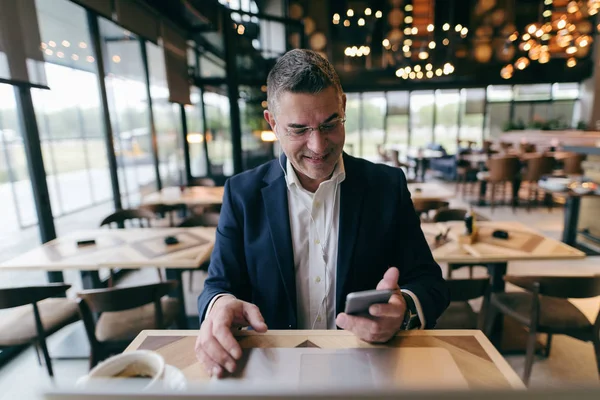 Uomo Affari Mezza Età Vestito Smart Casual Sorridente Utilizzando Smart — Foto Stock