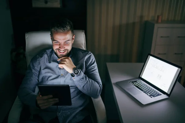 Mladá Usměvavá Bělošský Vousatý Zaměstnance Pomocí Tabletu Zatímco Sedí Křesle — Stock fotografie