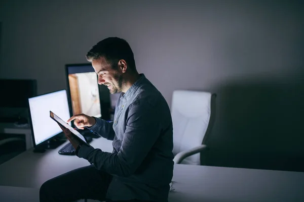 Sonriente Hombre Negocios Caucásico Barbudo Usando Tableta Mientras Está Sentado — Foto de Stock