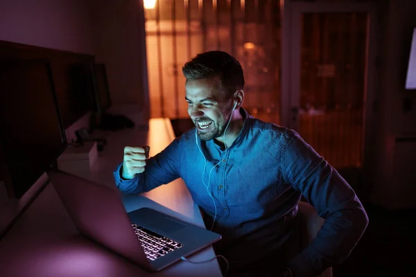 Szczęśliwy Człowiek Mając Wideorozmowy Gestykulacji Zdobywając Późno Nocy Siedząc Biurze — Zdjęcie stockowe