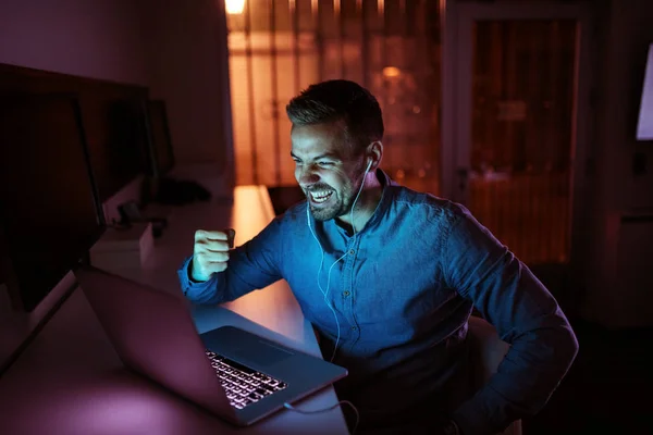 Gelukkig Man Met Video Oproep Gebaren Wining Zittend Kantoor Laat — Stockfoto