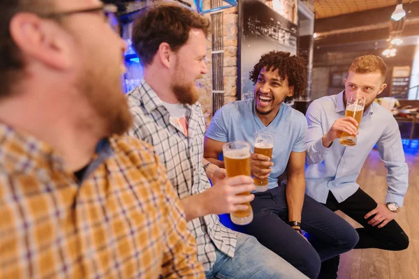 若い幸せなひげを生やした男性にパブでビールを飲むと楽しい時を過す — ストック写真