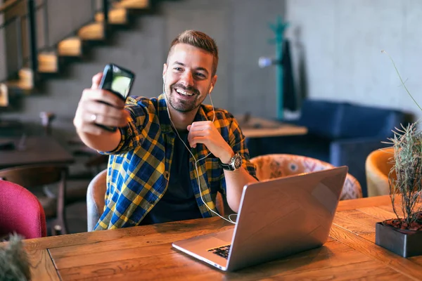 Sonriente Freelancer Caucásico Tomando Autorretrato Con Teléfono Inteligente Sentado Cafetería —  Fotos de Stock