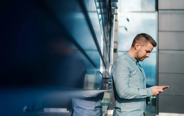 Jonge Kaukasische Bebaarde Man Permanent Buitenshuis Met Behulp Van Slimme — Stockfoto